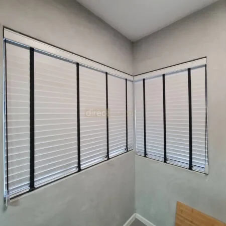 1-Loop Venetian Blind – White with black tape