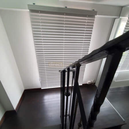 1 loop white venetian blinds closed without ladder tape at stairwell