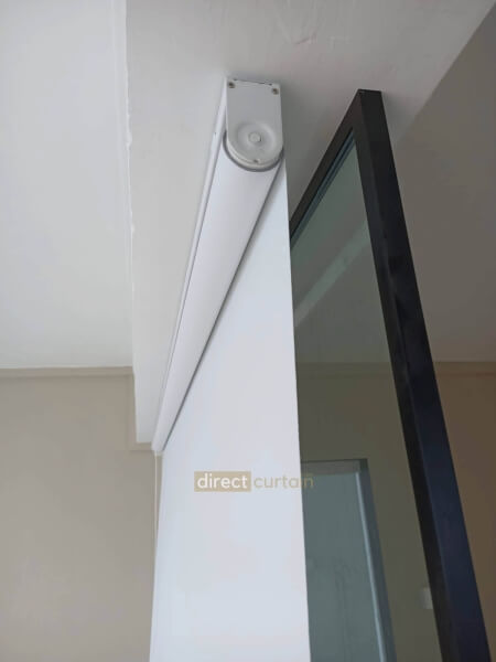 Indoor blackout blind in porcelain white colour close-up-watermark