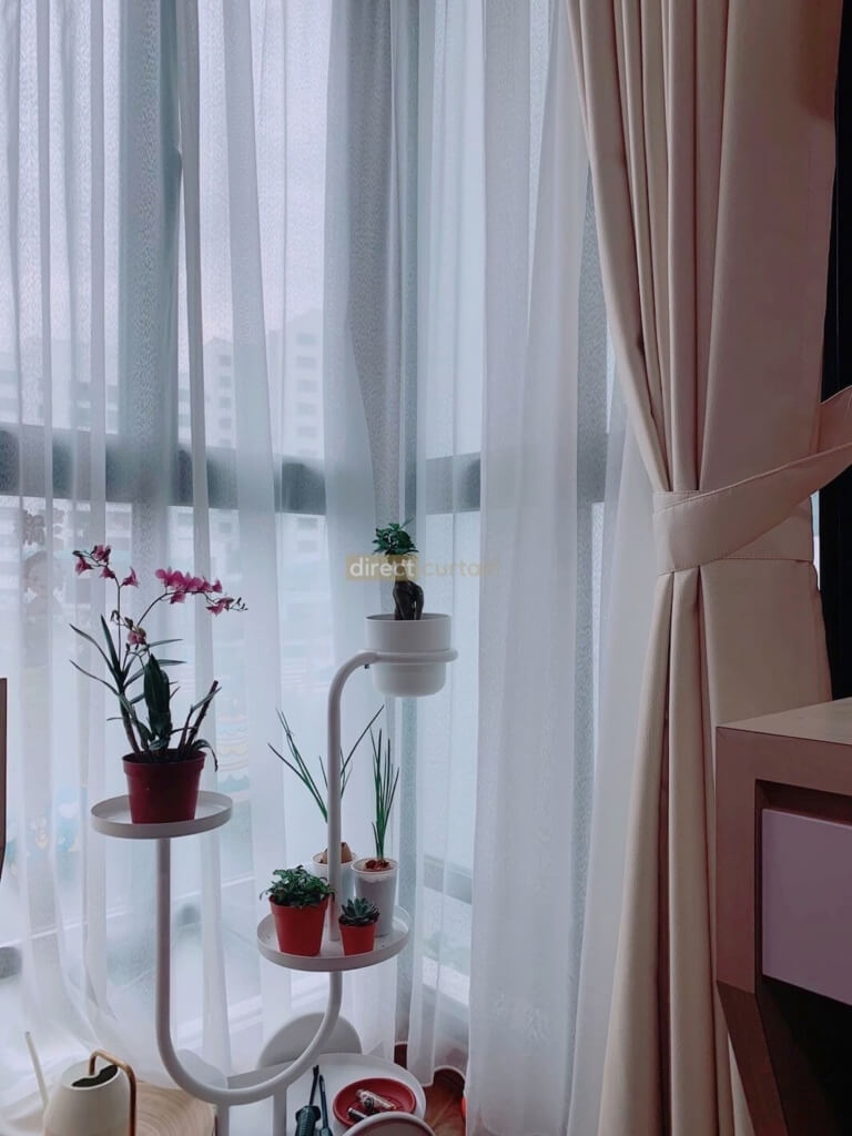 Day curtains with flower pots