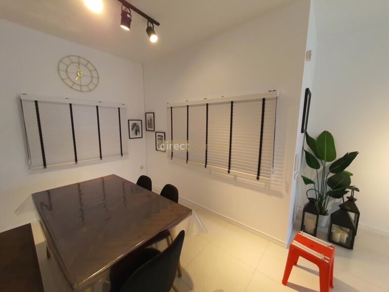 1-loop mono system venetian blinds - black tapes white blinds closed
