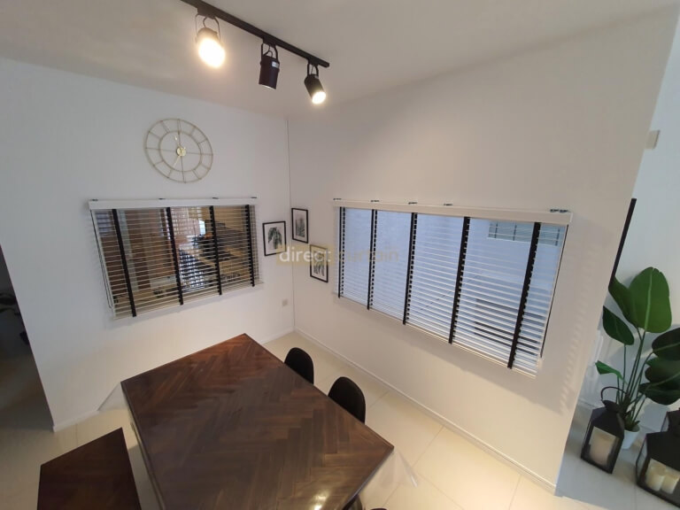 1-loop mono system venetian blinds - black tapes white blinds opened