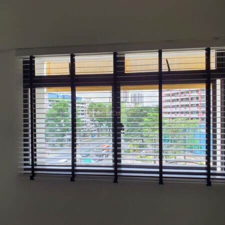 1 loop snow white venetian blinds with black tape